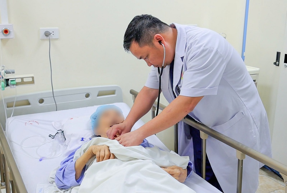 Bệnh viện E: Cứu sống cụ bà 84 tuổi sốc tim nguy kịch 